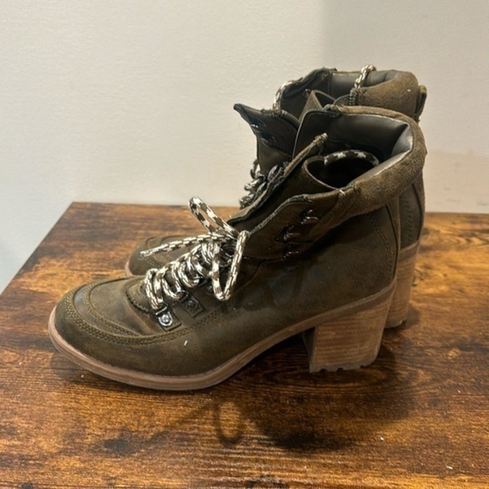 Carlos by Carlos Santana Ardent lace up booties block heel size 8.5
